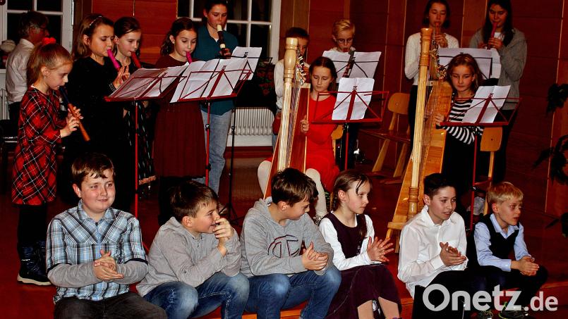 Im Auditorium der Franz-Grothe-Schule versammel sich die Musikschüler der drei Klassen mit Harfe, Blockflöte und Klavier beim Vorspielabend mit vorweihnachtlichen Musizieren. Bild: R. Kreuzer