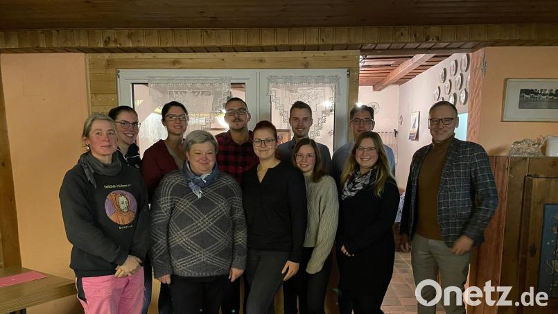 Das Vorstandsteam des Reit- und Fahrvereins, von links Susan Feistenauer, Tina Kastl, Vanessa Söllner, Nadine Peterhans, Vorsitzender Johannes Mayer, Anna Lena Mayer, Zweiter Vorsitzender Philipp Schultes, Marina Achammer, Felix Dubrowski, Jennifer Schnabel und Bürgermeister Bernd Sommer. Bild: Reitverein Waldsassen/exb