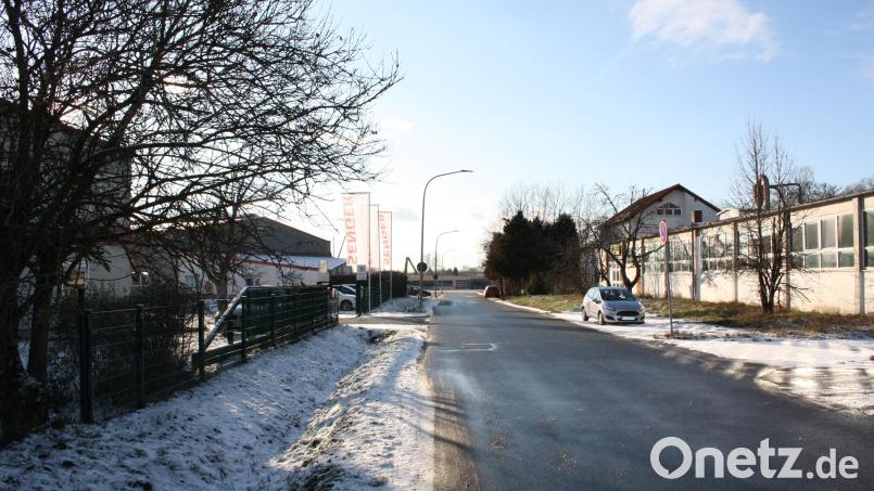 Auf der Durchfahrtsstraße zwischen Senger-Werk und Schemela-Straße soll bald Tempo 30 gelten. Mit Rücksicht auf die Kinder von Anwohnern entscheidet sich der Gemeinderat für diese Neuregelung. Bild: bjp