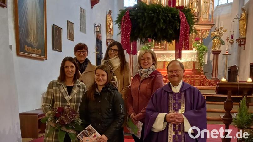 Pfarrer Heribert Stretz (rechts) und Pfarrgemeinderatssprecherin Elisabeth Merkl (hinten links) verabschiedeten Kerstin Slama, Anna Bauer, Christiane Arnold und Theresia Kroher. Bild: Thomas Deubzer/exb