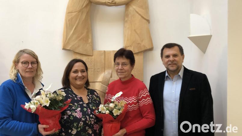 Als Leiterin der Beratungsstelle für pflegende Angehörige löst (Zweite und Dritte von links) Regina Pilhofer zum Jahreswechsel Alexandra Pirner ab. Caritas-Geschäftsführer Günter Koller (rechts) und seine Stellvertreterin Brigitte Riederer (links) freuen sich über den nahtlosen Übergang. Bild: oy