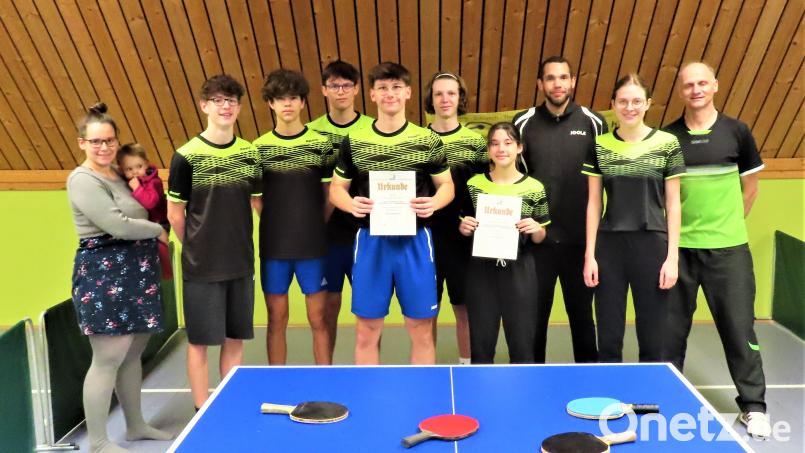 Die erfolgreichen Tischtennisspieler des TuS Schnaittenbacher mit der Bezirksjugendwartin Katja Götz (links). Bild: Apfelbacher/exb