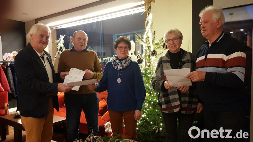Die Gewinner der Jubiläums-Tombola des VdK-Ortsverbandes Moosbach sind Klara Klug und Agnes Bast (von links) sowie Georg Landgraf. Der Vorsitzende Konrad Lingl (rechts) und zweiter Vorsitzender Hans Steger (links) überreichten die Gutscheine für Berlin-Reisen. Bild: gi