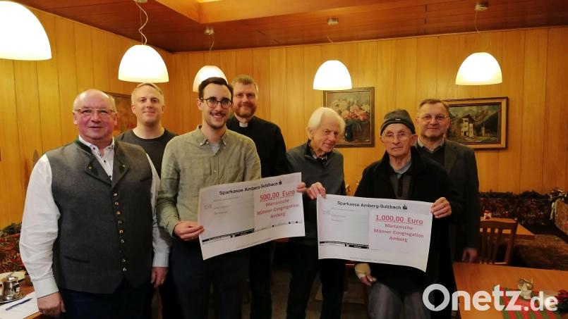 Bei der Spendenübergabe (von links): Präfekt Michael Koller, Assistent Christoph Halmich, Schriftführer Oliver Weiß, Schulgeistlicher Reinald Bogensperger, Konsultor Erhard Hirmer, Obmann Konrad Kopf und Zentralpräses Regionaldekan Markus Brunner Bild: Koller/exb