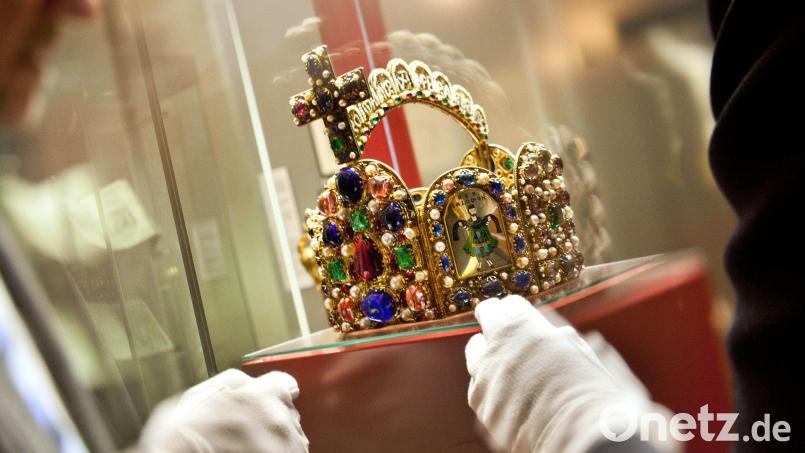 Ursprünglich in Nürnberg aufbewahrt, sind die Reichsinsignien gegen Ende des Heiligen Römischen Reiches aus Angst vor französischen Plünderungen nach Wien gebracht worden, wo sie heute in der Weltlichen Schatzkammer des Kunsthistorischen Museums in Wien aufbewahrt und ausgestellt werden. Bild: Frank Rumpenhorst/dpa