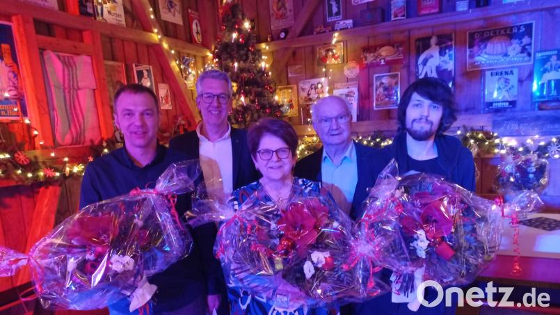 Dank an langjährige Mitarbeiter: Im Bild von links Jürgen Ott, Geschäftsführer Alexander Schraml, Roswitha Bauer, Firmengründer Reinhold Schraml und Nico Kunz. Bild: fpoz