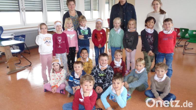 Die erste Klasse und Lehrerin Marlene Bodensteiner freuten sich über die nette Geste von Bürgermeisterin Sonja Meier und Bürgermeister Walter Schauer. Bild: amö