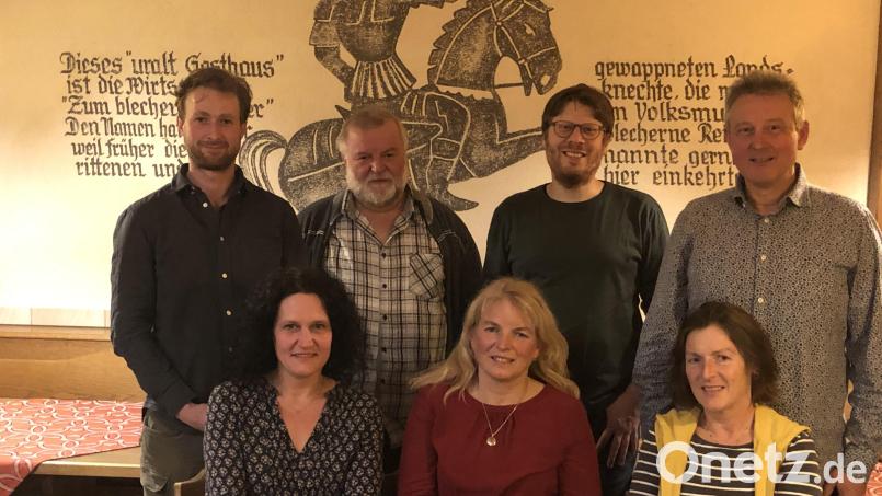 Aufgaben im Vogelschutzverein Weißenberg übernehmen (sitzend, von links) Sabine Graf, Irene Kraus, Karin Pirner, (stehend, von links) Jonas Nelhiebel, Richard Winter, Arno Ertel und Klaus Kurz. Bild: exb