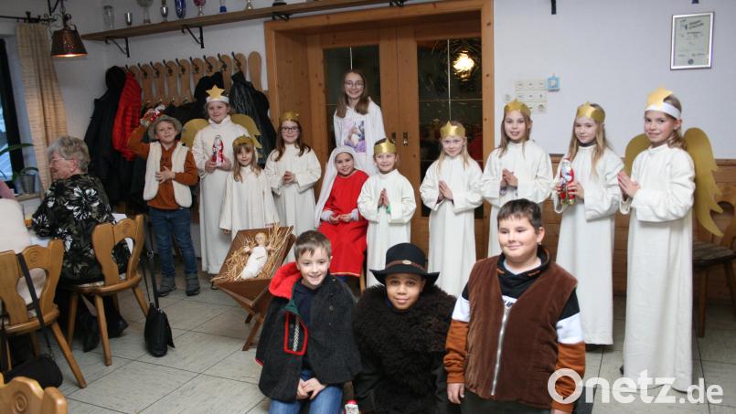 Mit einem Krippenspiel erfreuten Schulkinder bei der Adventfeier der Seniorenvereinigung Friedenfels. Bild: roh