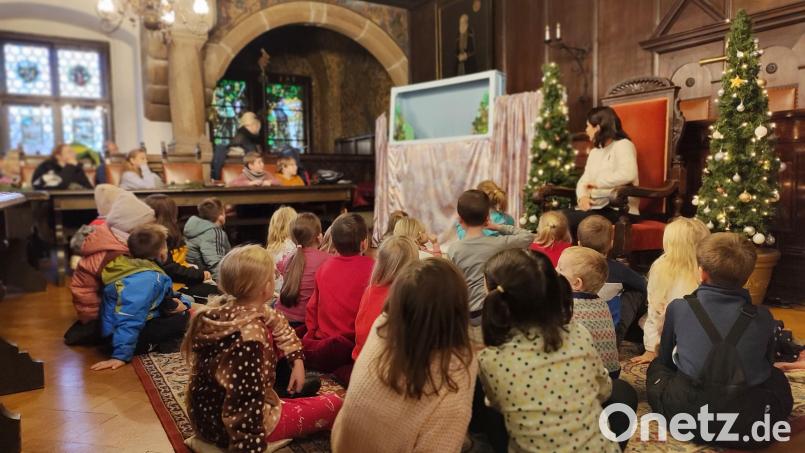 Im Alten Rathaus lauschen die Kinder den Märchen. Bild: Völkl/Stadtmarketing/exb
