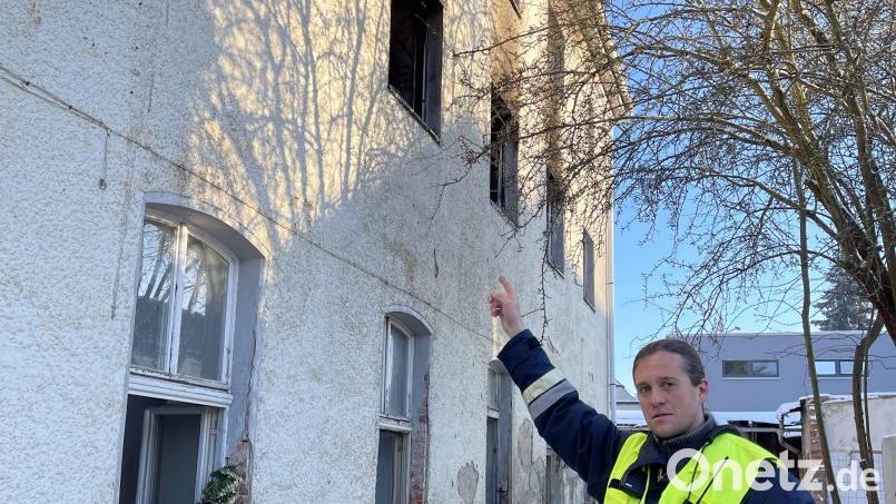Kommandant Tobias Schmelzer zeigt auf die Wohnung, aus der der Familienvater gerettet wurde. Bild: Matthias Bäumler