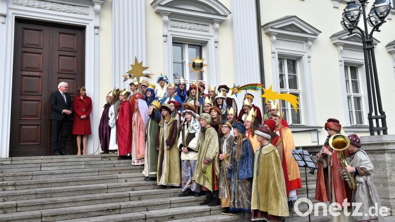 Sternsinger werden – wie auf diesem Archivbild – auch im Januar 2023 von Bundespräsident Frank-Walter Steinmeier und seiner Frau Elke Büdenbender in Berlin im Schloss Bellevue empfangen. Die Königinnen und Könige kommen diesmal aus Schwandorf. Archivbild: Ralf Adloff/Kindermissionswerk/exb
