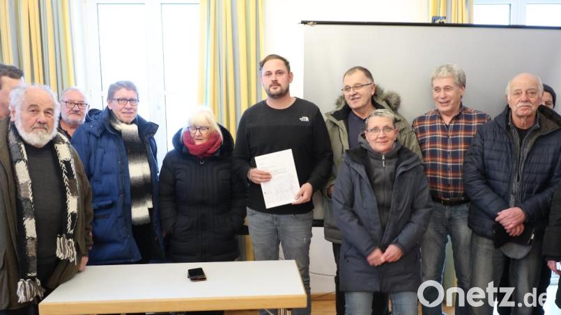 Eine Gruppe von Bürgern aus Fichtelberg und Hüttstadl übergab am Mittwoch an Bürgermeister Sebastian Voit (Mitte) eine Unterschriftenliste Bild: Udo Bartsch/exb