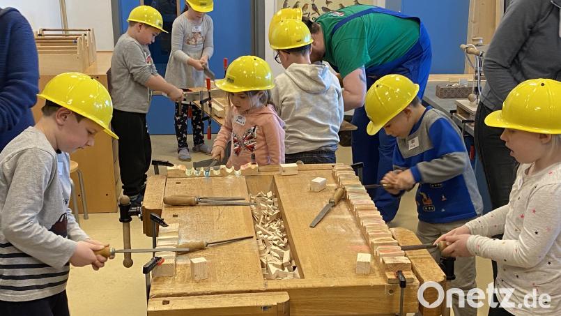Hammern, feilen und sägen macht den Kindern im Kinderhaus St. Martin großen Spaß. Bild: Josef Glas