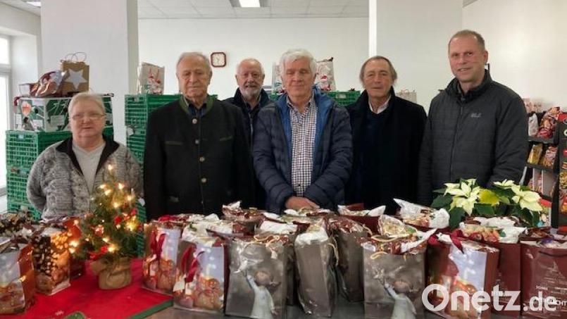 610 Geschenktüten werden durch die Schuierer-Stiftung bis Weihnachten in den Ausgabestellen Schwandorf und Maxhütte-Haidhof der Tafel an Kinder verteilt. Das freute (von links) Karin Seidl, Altlandrat Hans Schuierer, Rudolf Rubner, Bernd Hornemogl, Franz Schindler und Christoph Imbach. Bild: Peter Seidl/exb