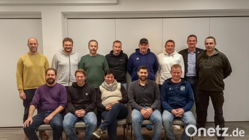 Der neue Vorstand des SV Altenstadt. Hinten, von links: Jens Simon, Werner Gössl, Holger Buscholl, Alexander Lindner, Robert Schlesinger, Manfred Arnold, Ernst Schicketanz, Jürgen Füssl. Vorne, von links: Peter Schramek, Joachim Kraemer, Daniela Joachimsthaler, Daniel Wokensky und Vorsitzender Jürgen Eckert. Bild: adj