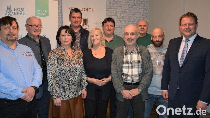 Mitarbeiterehrungen standen bei der Weihnachtsfeier der Brauerei Hösl an. Im Bild (von links) Sebastian Feher, Geschäftsführer Michael Hösl, Daniela Feher, Jens Tschinkl, Inge Lippert, Oliver Tschinkl, Rudi Wildenauer, Frank Menzel, Thorsten Hankl und Bürgermeister Stefan Grillmeier. Bild: jr