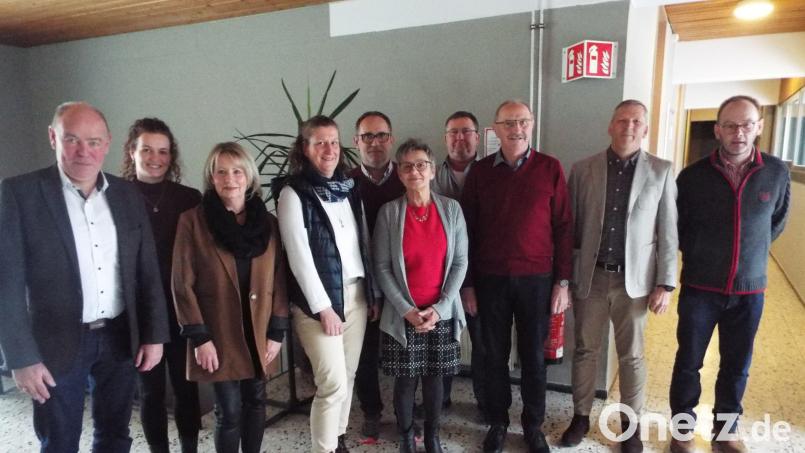 Bürgermeister Roland Strehl (von links) und Personalratsvorsitzende Lisa-Marie Adlfinger ehrten Petra Schmidt, Christiane Purschke und Reinhold Wagner. Elisabeth Beier und Richard Eckl verabschiedeten sie in den Ruhestand. Günter Karzmarczyk wurde ebenfalls gehrt. Neben ihm Hauptamtsleiter Wolfgang Roggenhofer. Bild: e