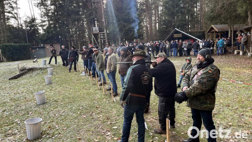 Enormen Ansturm verzeichneten die Hubertusschützen beim traditionellen Truthahn- und Gansschießen. Mit dem Schrotgewehr machten sich die Teilnehmer auf die Jagd nach dem Weihnachtsbraten. Bild: mor