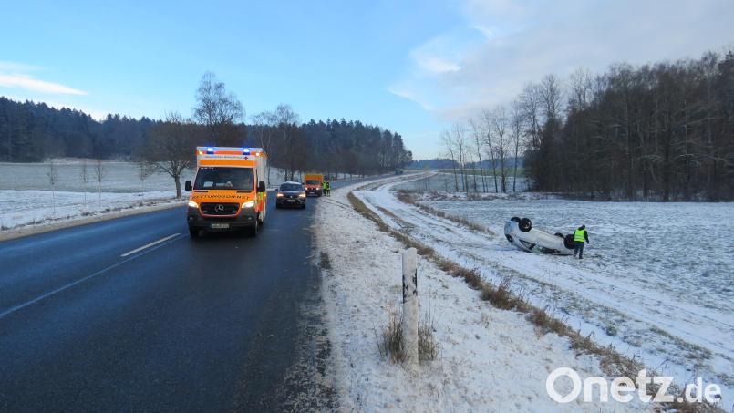 Ein 18-jährige Fahranfängerin landete nach einer Unachtsamkeit auf der B 14 bei Neukirchen mit ihrem Opel Corsa in einem Acker . Bild: Polizei Sulzbach-Rosenberg