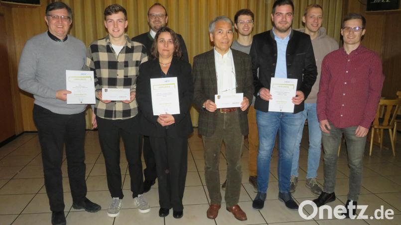 Landrat Andreas Meier (Dritter von links) überreicht an die Vertreter der Organisationen den Umweltpreis 2022 des Landkreises Neustadt/WN. Bild: adj