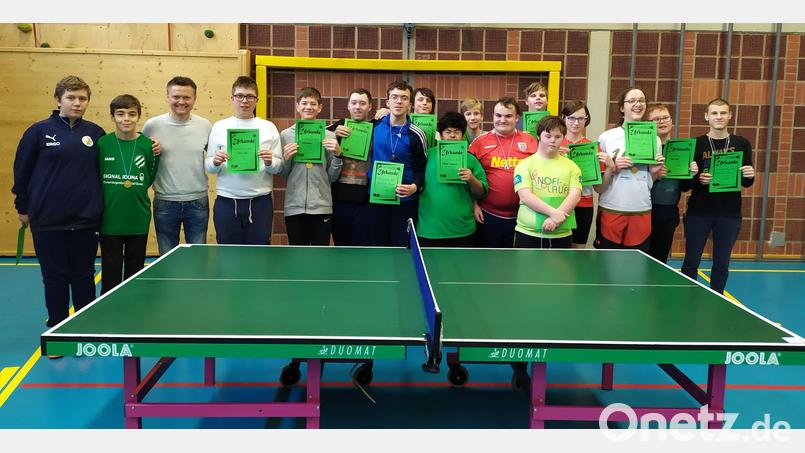 Stolz präsentieren nicht nur die Bezirkssieger, sondern alle Teilnehmer beim Tischtennisbezirksturnier der Förderschulen mit dem Förderschwerpunkt geistige Entwicklung ihre Urkunden und Medaillen. Die Leitung des Turniers lag in den bewährten Händen von Markus Schuller (Dritter von links) Bild: grm