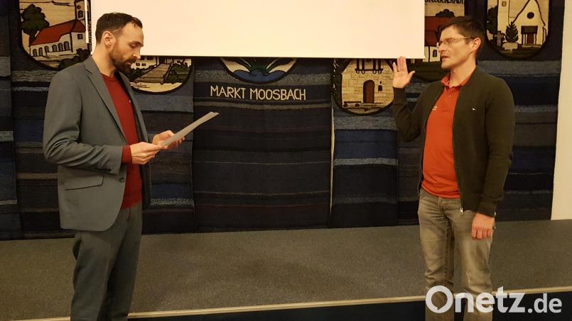 Bürgermeister Armin Bulenda (links) heißt den neuen Marktgemeinderat Thomas Bodensteiner willkommen. Er ist der Nachfolger des CSU-Marktrates Hermann Ach. Bild: gi