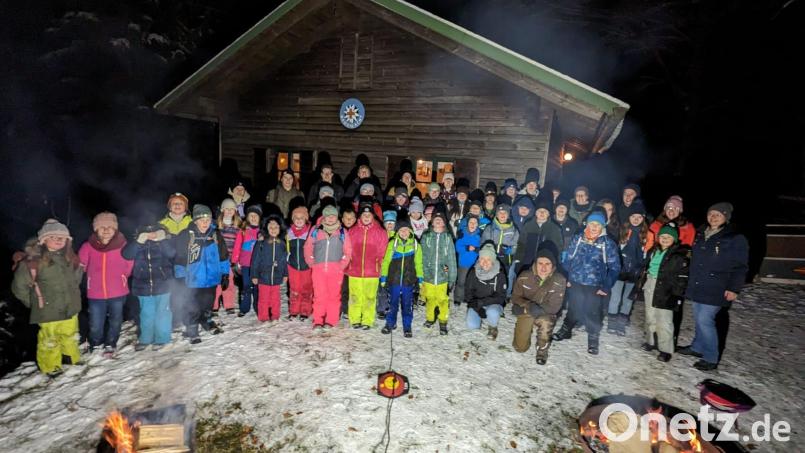 Eine Fackelwanderung führte die Mädchen und Jungs der Kulmainer Pfadfinder zur Bergwachthütte am Tannenberg. Bild: Lukas Brunner/exb