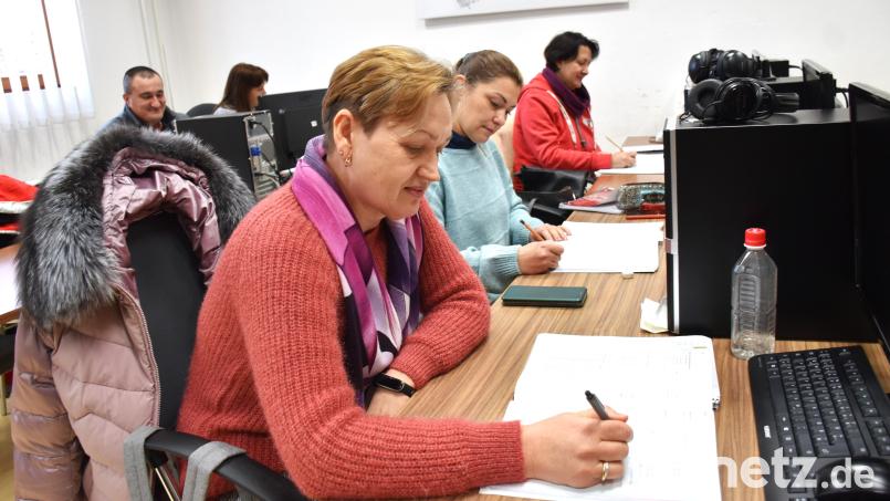Zum Sprachkurs gehören auch kleine Tests, die nach gut sechs Wochen von den Teilnehmerinnen und Teilnehmern bereits recht gut erledigt werden. Bild: ubb