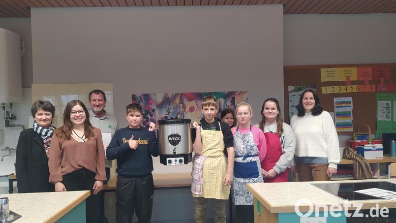 Von links: Direktorin Helga Gradl, Öko-Modellregionsmanagerin Annika Reich und Richard Lehmeier, Geschäftsführer LPV AS, mit einigen Schülern und Hauswirtschaftslehrerin Elisabeth Jäger. Bild: Öko-Modellregion Amberg-Sulzbach/Amberg/exb