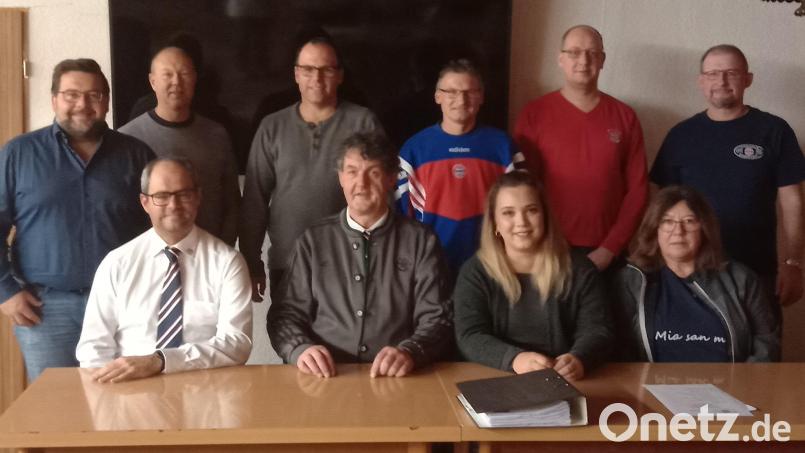 Die Verantwortlichen beim Bayern-Stammtisch sind Johannes Marks, Alfred Bäumler, Juliane Weber, Gabriele Bäumler (vorne von links), Herbert Brunner, Jürgen Geide, Jürgen Langsteiner, Christian Stahl und Markus Lautner (hinten von rechts). Ihnen gratulierte Bürgermeister Thomas Kaufmann (links). Bild: mez