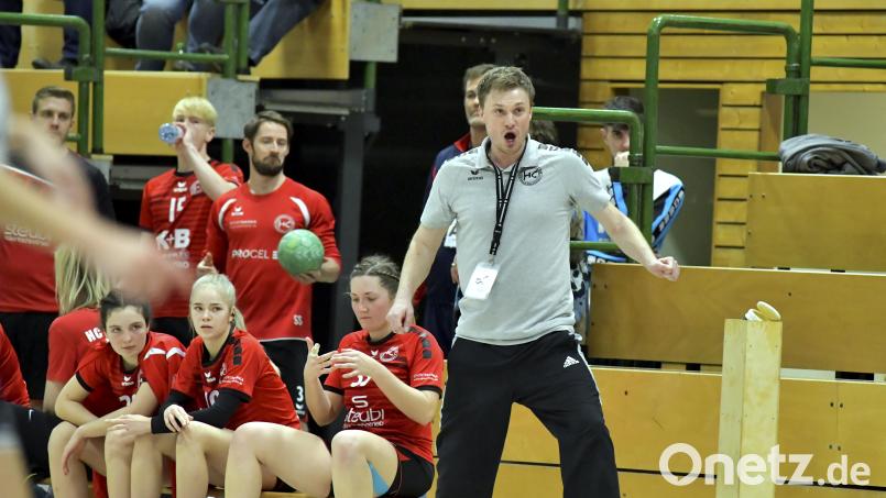 Trainer Martin Feldbauer vom HC Sulzbach und seine Mädels wollen in Roßtal gewinnen. Archivbild: Hubert Ziegler