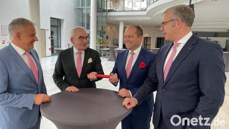 Den Staffelstab als neuer Sparkassenchef übernimmt Hans-Jörg Schön (Zweiter von rechts) von Ludwig Zitzmann. Ihn unterstützt im Vorstand Jens Michael Heine (rechts). Das hat der Verwaltungsrat um Roland Grillmeier (links) abgesegnet. Bild: phs
