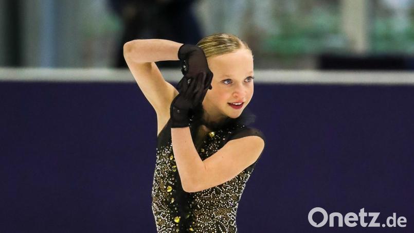 Marie Bierwert (12) aus Weiden gehört zum DEU-Nachwuchskader (NK2), trainiert beim EC Oberstdorf und tritt am 15. Dezember in Nürnberg auf der Eisbühne von Holiday on Ice auf. Bild: Hella Höppner