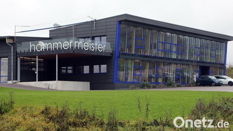 Die Firma Hammermeister in Gebenbach ist in einem markanten Gebäude an der Kreuzung von B14 und B 299 bei Gebenbach beheimatet. Sie hat jetzt einen neuen Eigentümer. Bild: Wolfgang Steinbacher
