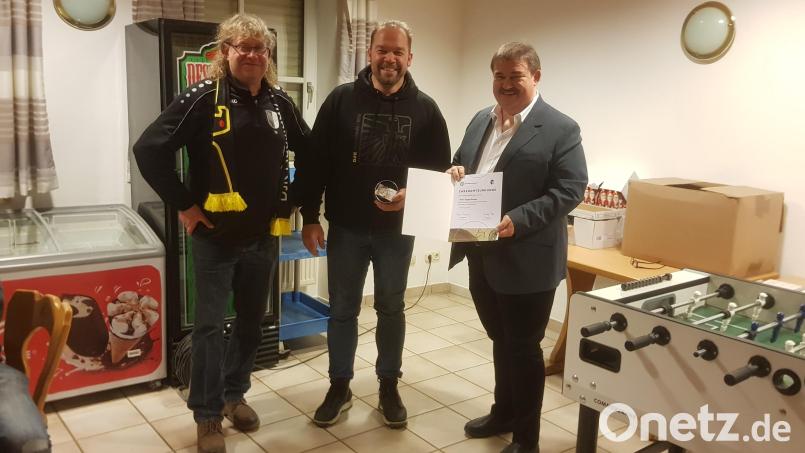 Kreisspielleiter Albert Kellner (rechts) übergab den „Sonderpreis Uhr mit Urkunde“ an Jürgen Greiner (Mitte). Er war der offiziellen Ehrung verhindert. Stellvertretender Abteilungsleiter Thomas Hauer (links) freute sich mit . Bild: wsc