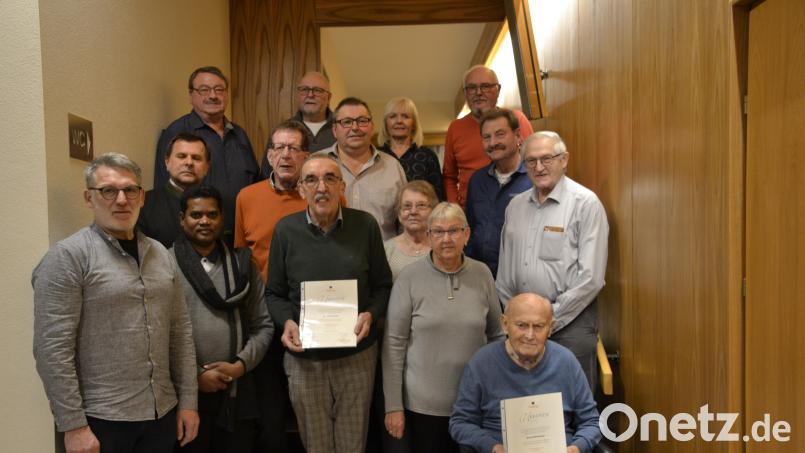 Der neu gewählte Vorstand der Kolpingsfamilie Herz Jesu, ihre langjährigen Mitglieder Georg Haberberger und Bernd Lienert mit Zweitem Bürgermeister Günter Koller und Pfarrer Arul. Bild: mrb