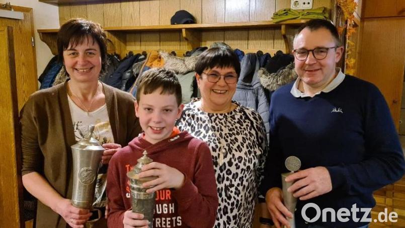 Michaela Preitschaft, Konstantin Sperl, und Schützenmeister Reinhold Kemptner gewannen die Pokale, die von Schützenmeisterin Gisela Zerbian (Dritte von links) überreicht wurden. Bild: Erwin Zerbian/exb