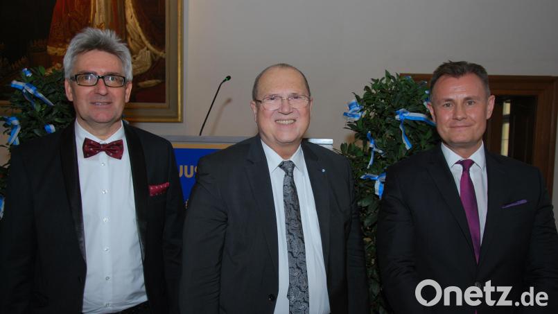 Der scheidende Amtsleiter der Justizvollzugsanstalt Amberg, Wilfried Schmalzbauer (links), und sein Nachfolger Roland Retzbach (rechts) mit dem Amtschef im Bayerischen Justizministerium, Prof. Dr. Frank Arloth. Bild: Gerd Spies
