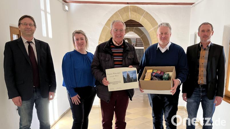 Landrat Richard Reisinger (2. von rechts) freut sich über die Pakete von DAGA-Präsident Helmuth Wächter (3. von links). Norbert Vogl (links), Heike Birner und Georg Jobst vom Landratsamt helfen bei der Koordinierung und Verteilung. Bild: Christine Hollederer/exb