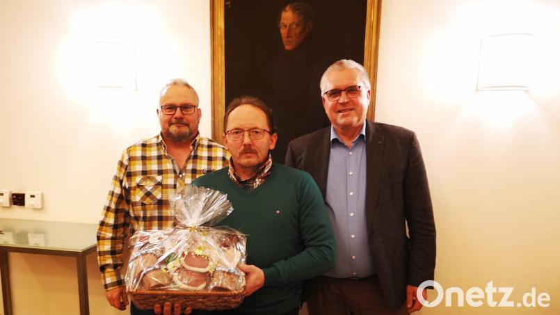 Seit 63 Jahren betreute die Firma Rehwitzer aus Luhe die technischen Anlagen des Zweckverbandes Glaubendorfer Gruppe. Zum Jahresende verabschiedeten Vorsitzender Richard Tischler (rechts) und sein Stellvertreter Armin Kiener (links) Georg Rehwitzer in den Ruhestand. Bild: bnr