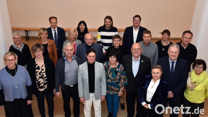 Für 25 und 40 Jahre wurden Lehrkräfte aus dem Grund- und Mittelschulbereich des Landkreises Amberg-Sulzbach gewürdigt. Bild: Stephan Huber