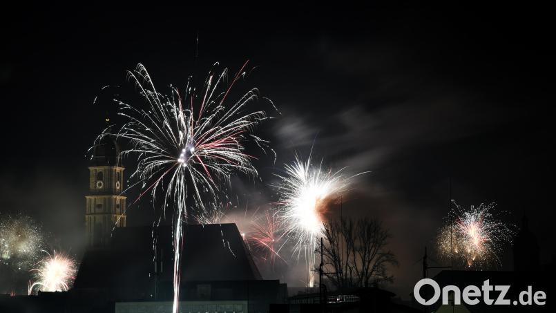 So war Silvester 2019 in Amberg: Blick auf die Basilika St. Martin. Die Stadt Amberg mahnt zu Vorsicht beim Abbrennen von Feuerwerkskörpern. Archivbild: Petra Hartl