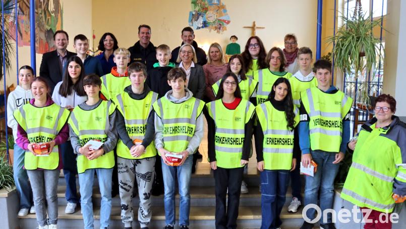 Bürgermeister Christian Porsch, Lotsenbetreuerin Konrektorin Marion Vogel, Verkehrserzieher Thomas Förster, Hedwig Forster, Thorsten Roder von der Polizeiinspektion Bayreuth-Land sowie Marina Bucher und Heike Geier (hintern von links) vom Elternbeirat sparten nicht mit Dank und Lob für die unbezahlbare Arbeit der Lotsen. Bild: whü