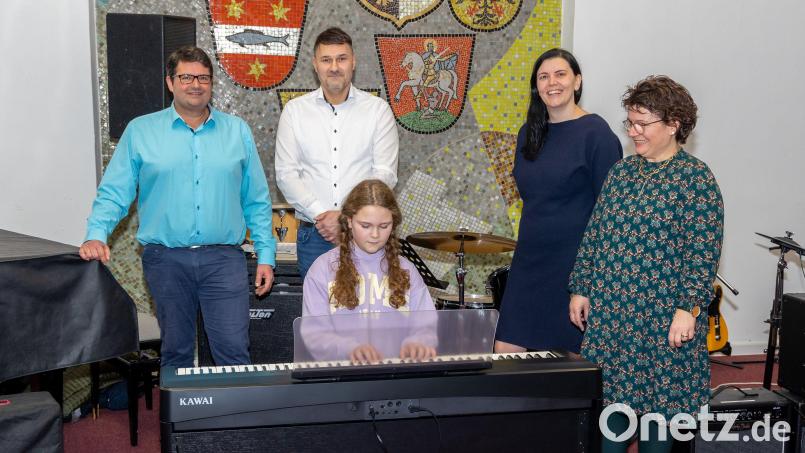 Lea Adam am Piano und dahinter (von links) Sitlog-Prokurist Christian Hausner, Sitlog-Geschäftsführer Josef Adam, Leiterin der Fachschaft Musik Petra Lindner, Schulleiterin Irene Sebald. Bild: Tobias Neubert/exb