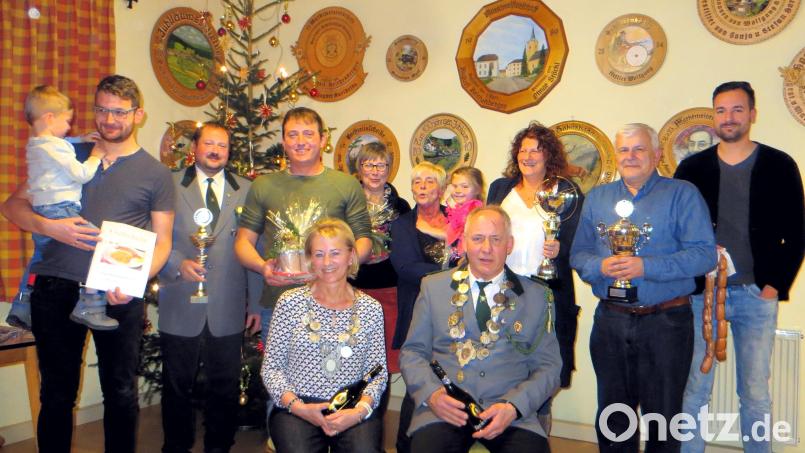 Als Königspaar gehen Gabi und Josef Spitzner (sitzend, von links) bei den &quot;Scharfschützen&quot; ins neue Schützenjahr des Waidhauser Ortsteils. Bild: fjo