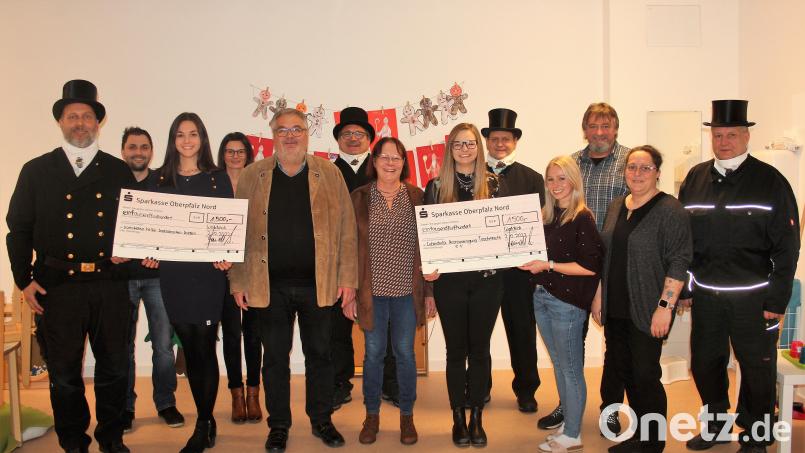 Bernhard Heindl (Fünfter von links), seine Familie und sein Team überreichten insgesamt 3000 Euro für gemeinnützige Zwecke. Bild: stg