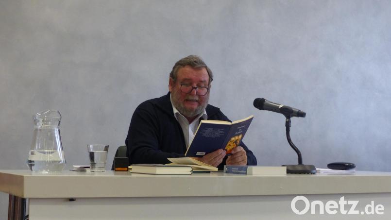 Lesepassagen aus seinem Roman &quot;Hochzeit im Dunkeln&quot; wechselten mit Abschnitten, in denen Harald Grill über die Arbeit als Autor erzählte. Bild: Berufliches Schulzentrum Sulzbach-Rosenberg/exb