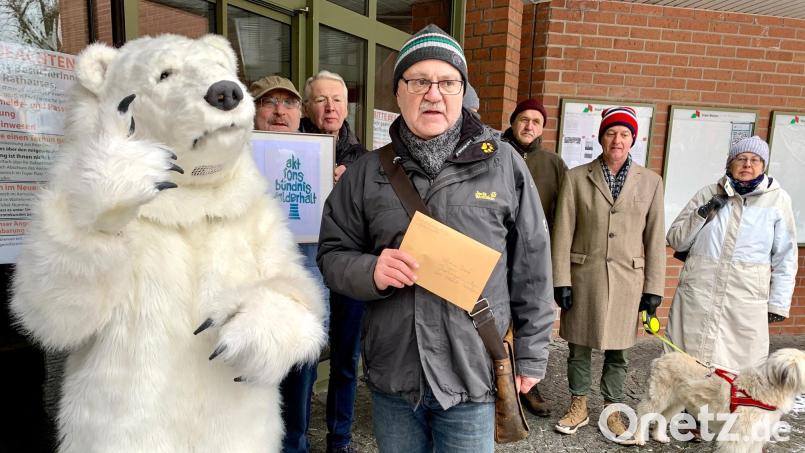 Hans Riedlbauer gibt mit Mitstreitern und Maskottchen &quot;Olga&quot; vom &quot;Aktionsbündnis Walderhalt&quot; einen Offenen Brief im Rathaus ab. Bild: phs