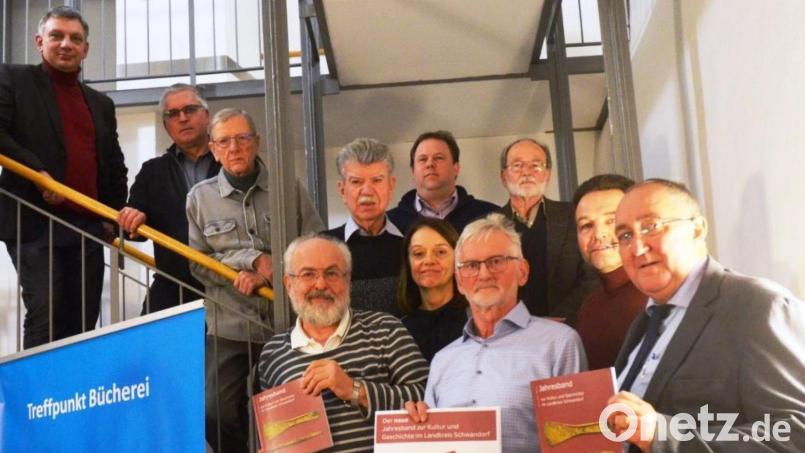 Der neue Jahresband wurde anlässlich des Pfreimder Stadtjubiläums in Pfreimd vorgestellt. Im Bild Kulturreferent Manuel Lischka mit den anwesenden Autoren, Bezirksheimatpfleger Dr. Tobias Appl sowie dem gastgebenden Bürgermeister Richard Tischler und Museumsleiterin Carola Reul. Bild: Hans-Peter Weiß/exb